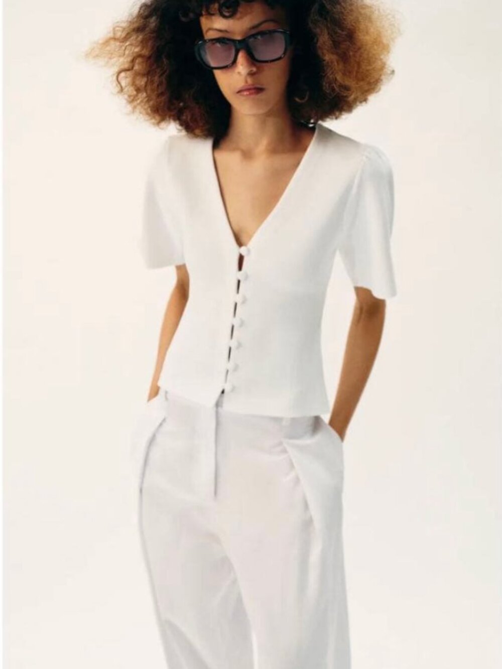 Zara White Button-Front V-Neck Knit Top with Puff Sleeves